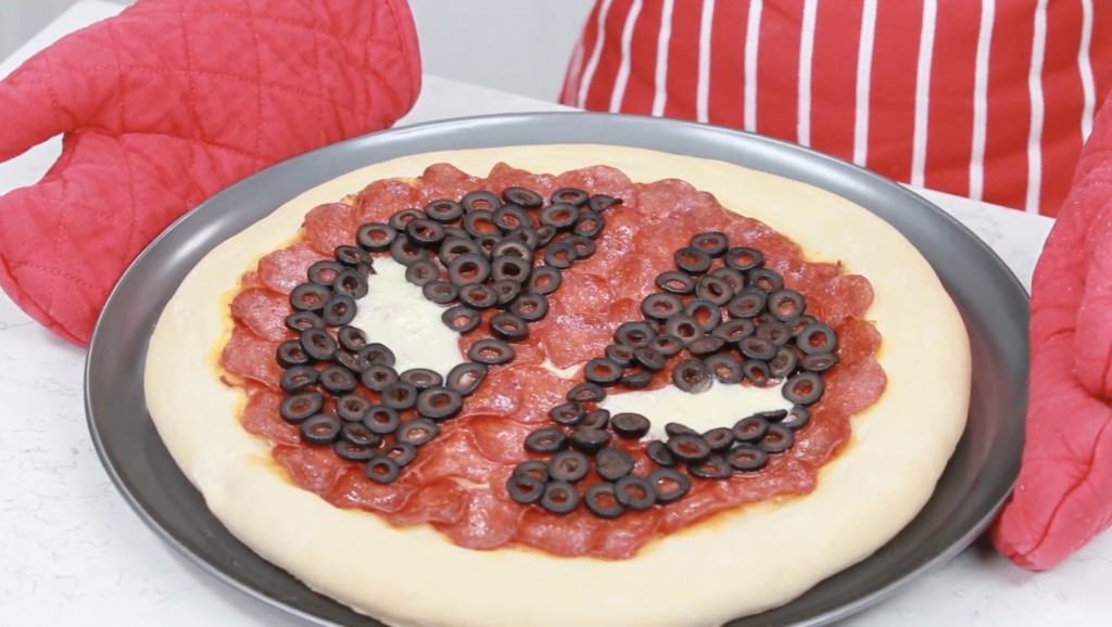 Vamers - Geekosphere - Food - Forget Chimichangas, Here's Hot to Make a Deadpool Themed Pizza - 02